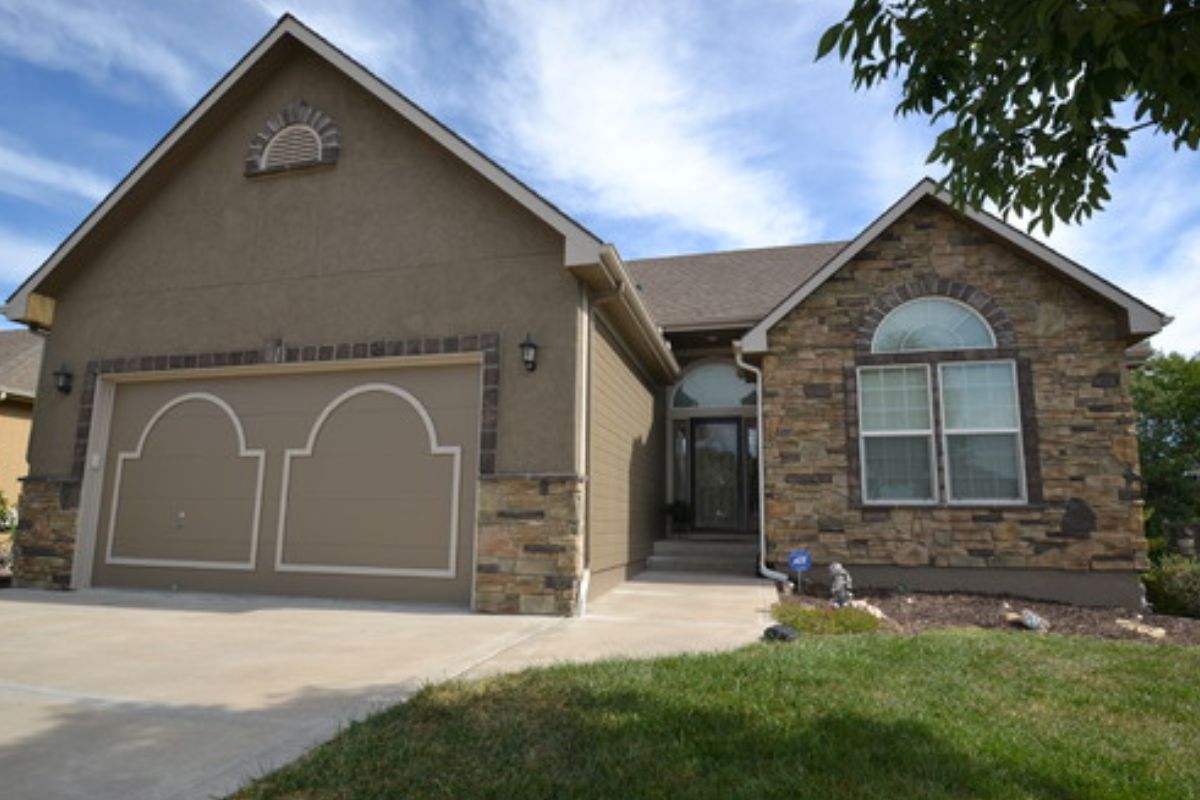 Merge a Stone Facade With a Beautiful Yard