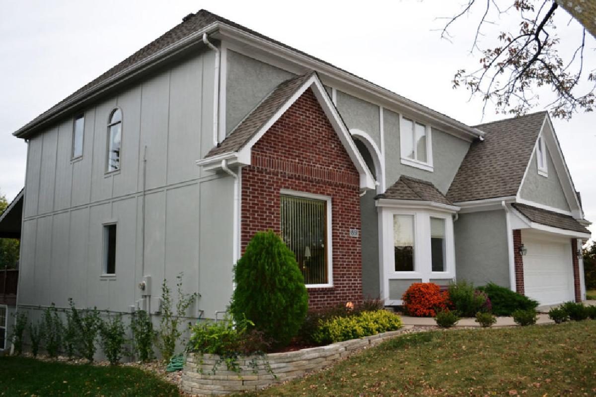 Fiber Cement or Vinyl: What Siding is Right for Your Kansas City Home?