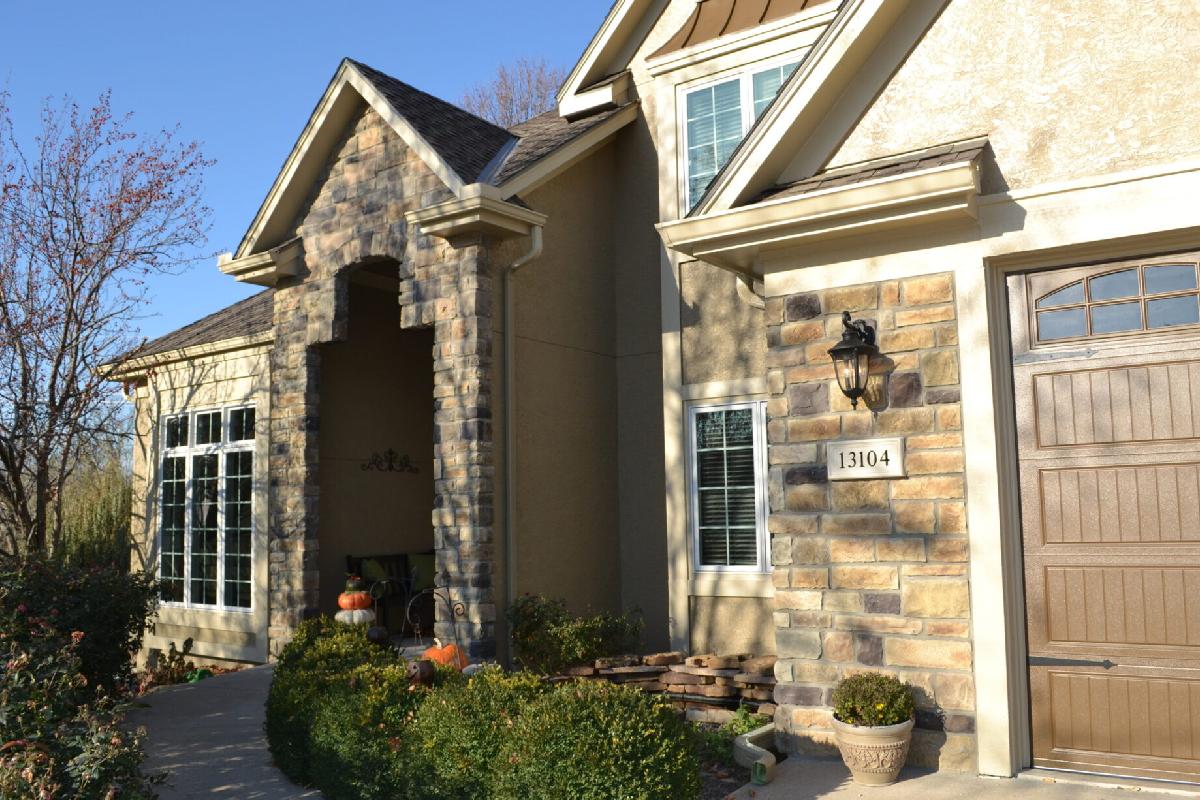 What Color Siding Goes With Stone?